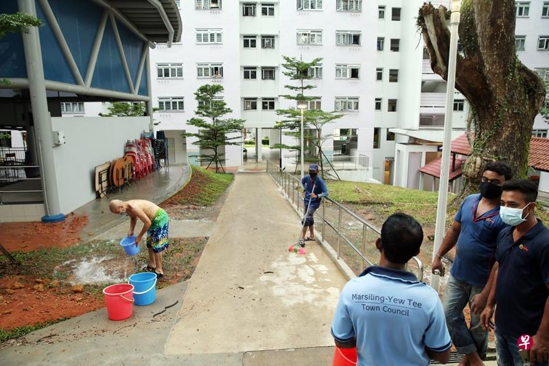 一些居民因水源中断,拿桶到楼下装水使用。(刘启成摄) 一些居民因水源中断,拿桶到楼下装水使用。(刘启成摄)