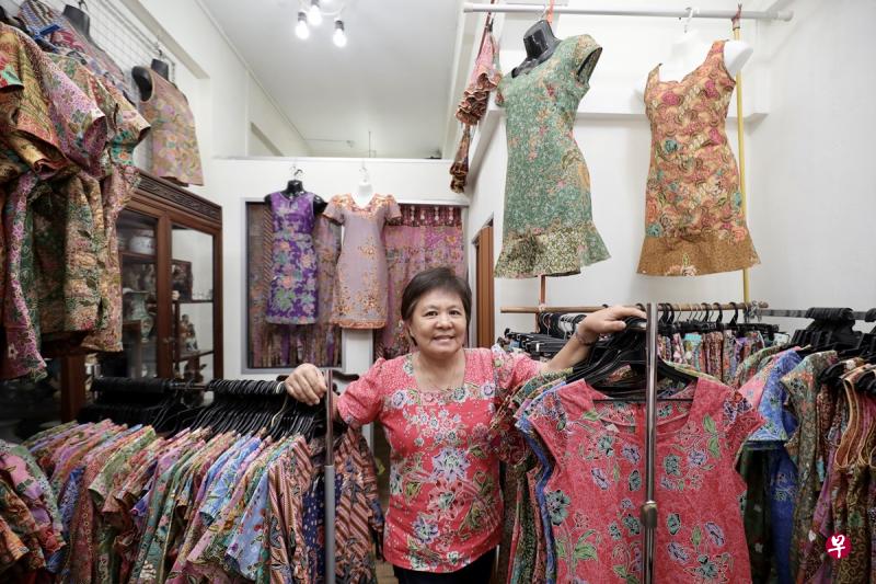 因为喜欢,王美蓉和姐姐多年前开始设计和缝制峇迪服装,希望在琳琅满目的服装界中找到竞争优势和立足点。(陈斌勤摄) 因为喜欢,王美蓉和姐姐多年前开始设计和缝制峇迪服装,希望在琳琅满目的服装界中找到竞争优势和立足点。(陈斌勤摄)