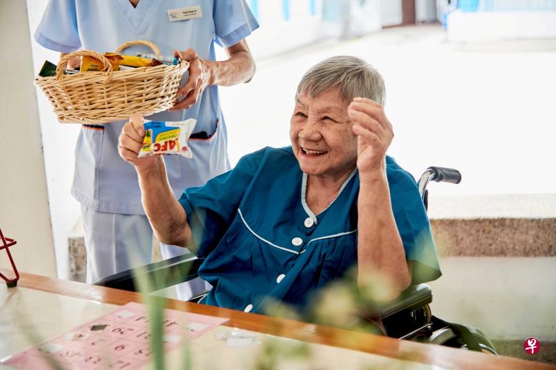见义工如见家人,卫理福利服务伯大尼疗养院(蔡厝港)的程珠期盼疫情早日结束,以便能与义工们再次相聚。(卫理福利服务伯大尼疗养院(蔡厝港)提供) 见义工如见家人,卫理福利服务伯大尼疗养院(蔡厝港)的程珠期盼疫情早日结束,以便能与义工们再次相聚。(卫理福利服务伯大尼疗养院(蔡厝港)提供)