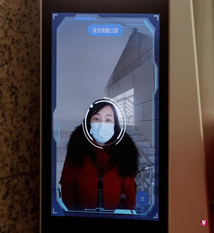 北京一家电子科技厂员工在疫情时期戴上口罩,通过人脸识别系统登录,进入公司上班。(路透社) 北京一家电子科技厂员工在疫情时期戴上口罩,通过人脸识别系统登录,进入公司上班。(路透社)