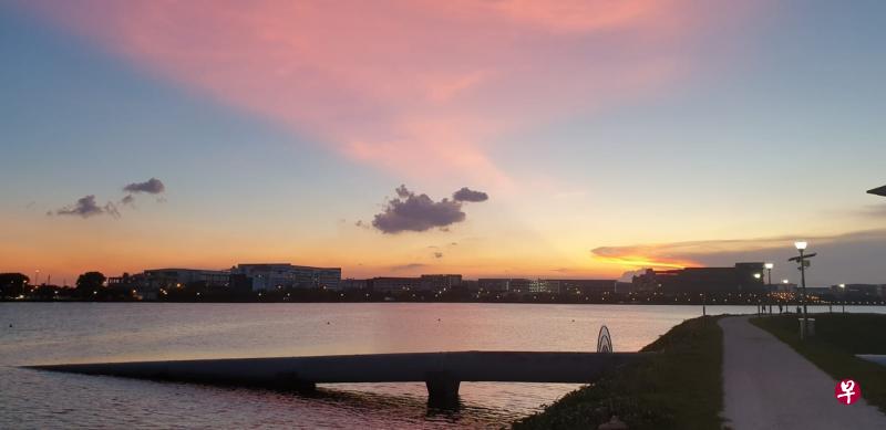 望向窗外夜里的天空,想着天地间若有第五季,那也许是此刻你我身处感受到的莫名氛围。(蔡忆仁提供) 望向窗外夜里的天空,想着天地间若有第五季,那也许是此刻你我身处感受到的莫名氛围。(蔡忆仁提供)