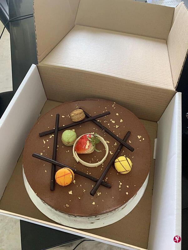 楼上邻居为感谢黄小姐一家包容孩童的吵闹声订送蛋糕。(取自慈母舰网站) 楼上邻居为感谢黄小姐一家包容孩童的吵闹声订送蛋糕。(取自慈母舰网站)