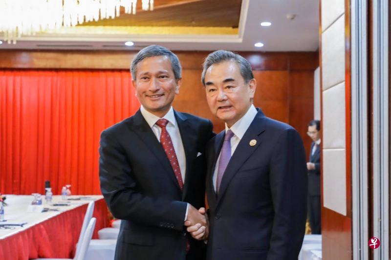外交部长维文医生(左)和中国国务委员兼外长王毅对新中两国讨论逐步恢复经济活动与交流,表示欢迎。(档案照片,取自维文面簿) 外交部长维文医生(左)和中国国务委员兼外长王毅对新中两国讨论逐步恢复经济活动与交流,表示欢迎。(档案照片,取自维文面簿)