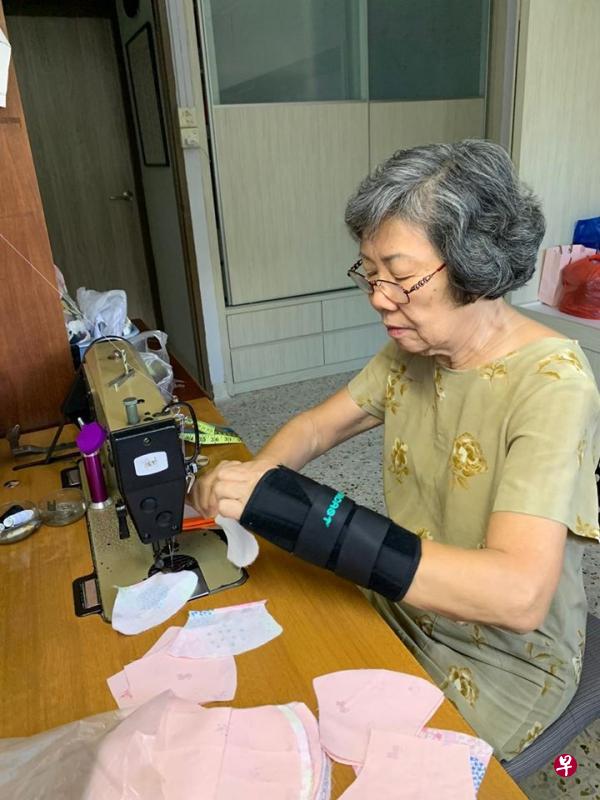 心灵手巧又经验丰富的禤珊玲观看了一次制作教程后,就制作出了合格的口罩。(照片取自Masks sewn with love面簿) 心灵手巧又经验丰富的禤珊玲观看了一次制作教程后,就制作出了合格的口罩。(照片取自Masks sewn with love面簿)