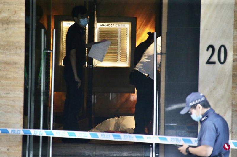 一名夜班保安员今早疑心脏病爆发暴毙,警方封锁现场调查。(邬福樑摄) 一名夜班保安员今早疑心脏病爆发暴毙,警方封锁现场调查。(邬福樑摄)