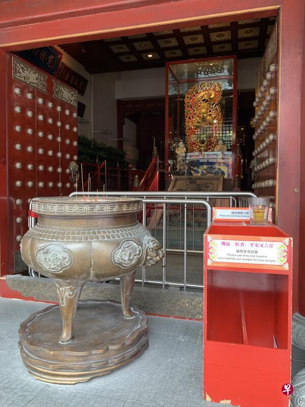 佛牙寺后门外摆放着一个大香炉,也有香炷供应。(曾美玲摄) 佛牙寺后门外摆放着一个大香炉,也有香炷供应。(曾美玲摄)