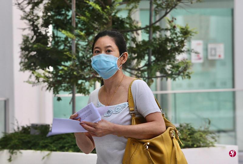 55岁按摩院女老板靳银(译音),因在阻断措施实施期间开门营业,甚至为一名67岁男子提供按摩及手淫服务,今早被控上国家法院。(严宣融摄) 55岁按摩院女老板靳银(译音),因在阻断措施实施期间开门营业,甚至为一名67岁男子提供按摩及手淫服务,今早被控上国家法院。(严宣融摄)