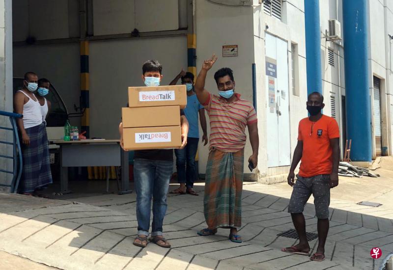 客工鲁贝尔(Rubel,右二)收到面包物语赠送的面包和糕点后,举起“胜利”的手势,表达他和朋友们的谢意。(梁伟康摄) 客工鲁贝尔(Rubel,右二)收到面包物语赠送的面包和糕点后,举起“胜利”的手势,表达他和朋友们的谢意。(梁伟康摄)