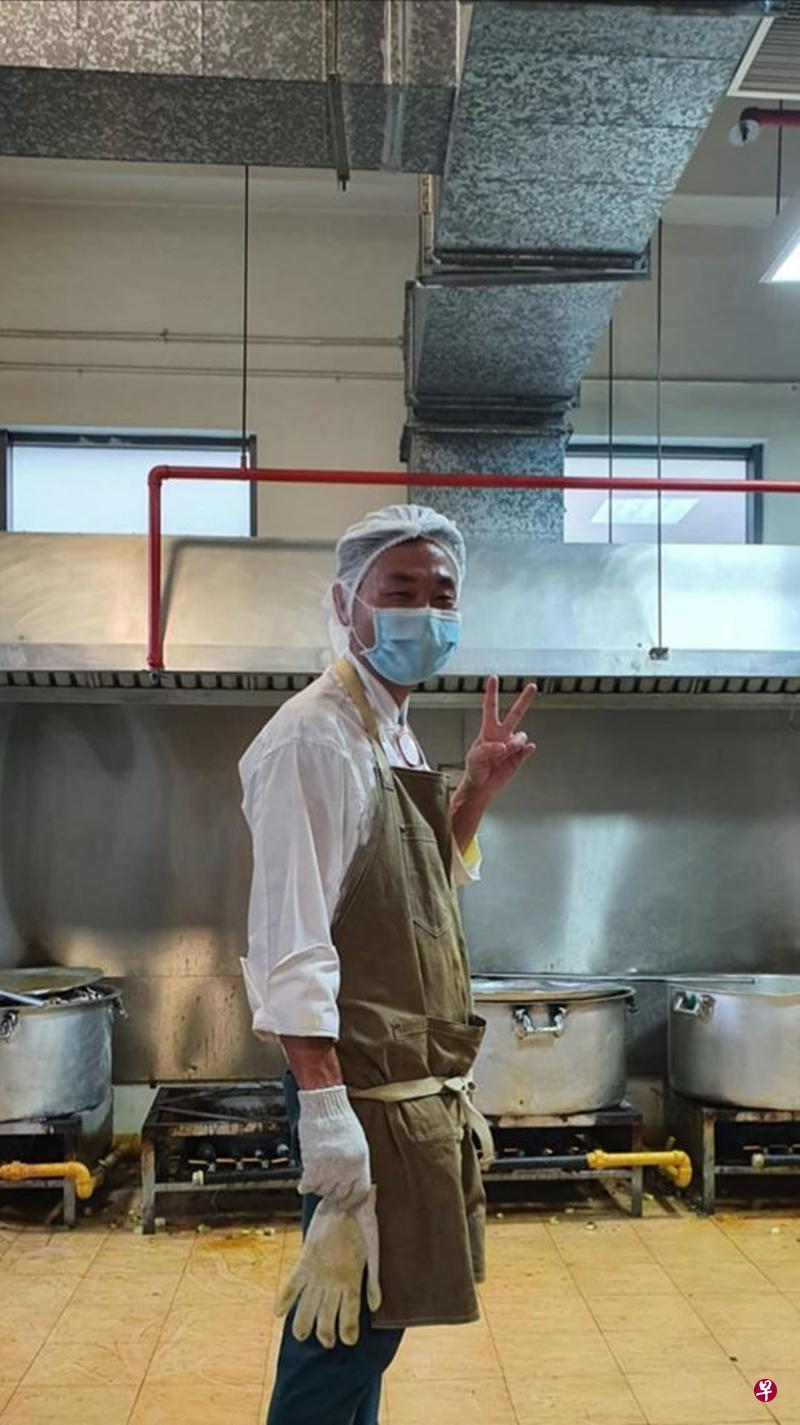 “ 铁人明星名厨”陈喜明每天为客工准备三餐,在厨房劳碌至少17至18小时。(取自面簿) “ 铁人明星名厨”陈喜明每天为客工准备三餐,在厨房劳碌至少17至18小时。(取自面簿)