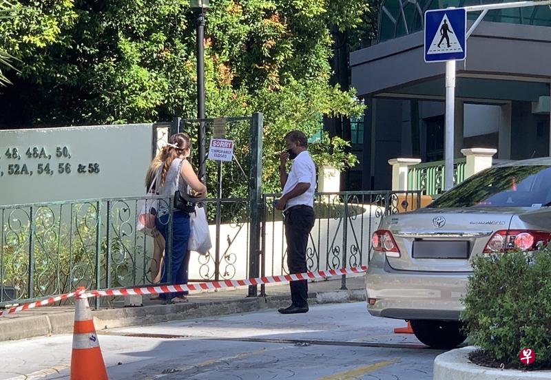 记者所见,进入公寓的居民都要先被检查身份证。(徐颖荃摄) 记者所见,进入公寓的居民都要先被检查身份证。(徐颖荃摄)