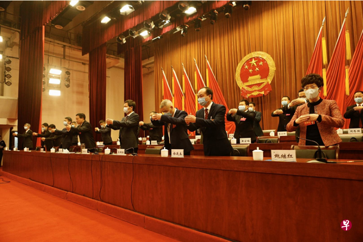 为避免直接接触,衢州地方两会开幕上推广作揖礼。(互联网) 为避免直接接触,衢州地方两会开幕上推广作揖礼。(互联网)