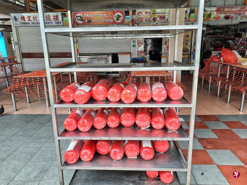 樟宜熟食中心每个摊位都配有灭火器,马来熟食摊位昨早失火后,摊贩们一共找来27支灭火器,成功在民防人员抵达前将火势扑灭。(林国明摄) 樟宜熟食中心每个摊位都配有灭火器,马来熟食摊位昨早失火后,摊贩们一共找来27支灭火器,成功在民防人员抵达前将火势扑灭。(林国明摄)