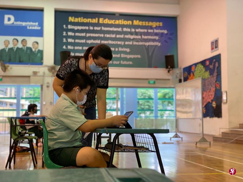 华苑小学三年级生石俊豪因父母都从事必要服务行业,他过去四周可以继续到学校,在教师的引导下进行学习。图为学校教育协作人员林婧煊(站立者)指导石俊豪使用学校提供的平板电脑。(华苑小学提供) 华苑小学三年级生石俊豪因父母都从事必要服务行业,他过去四周可以继续到学校,在教师的引导下进行学习。图为学校教育协作人员林婧煊(站立者)指导石俊豪使用学校提供的平板电脑。(华苑小学提供)