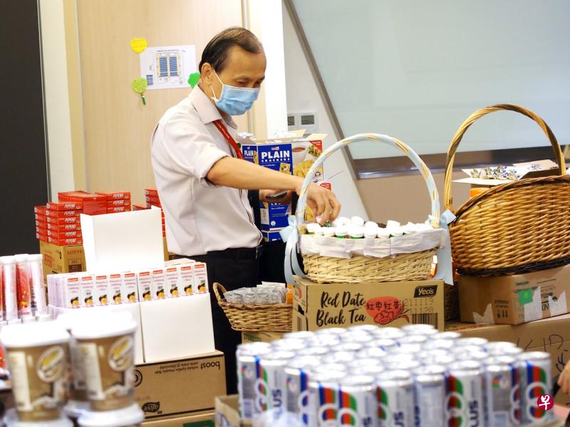 医院员工在休息时间可免费挑选八样物品，例如零食、饮料和补品，应有尽有。（陈笃生医院提供） 