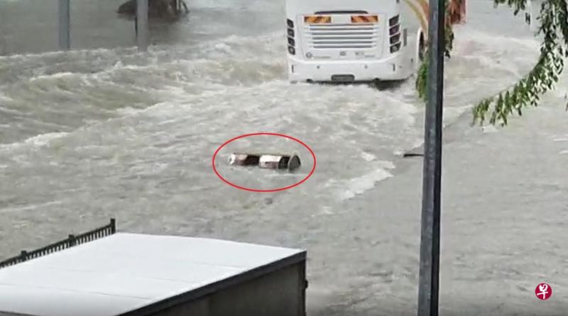 私宅外摆放的垃圾桶也被雨水冲走。(视频截图) 私宅外摆放的垃圾桶也被雨水冲走。(视频截图)