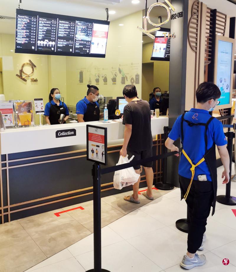 本月12日起，糕点、雪糕、小吃等餐饮业者可恢复营业，但主要售卖饮料的业者仍得继续暂停营业。 （档案照） 
