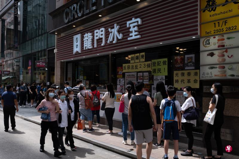 被称为“黄店”的龙门冰室昨天门外大排长龙,玻璃窗上贴满支持反修例、呼吁登记做选民的政治标语。(彭博社) 被称为“黄店”的龙门冰室昨天门外大排长龙,玻璃窗上贴满支持反修例、呼吁登记做选民的政治标语。(彭博社)