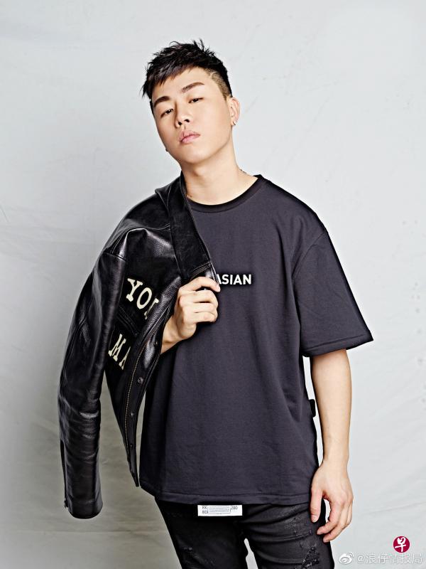 胡彦斌(图)和张艺兴今年转换舞台,“投奔”《少年之名》怀抱。 胡彦斌(图)和张艺兴今年转换舞台,“投奔”《少年之名》怀抱。