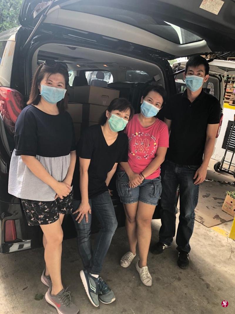 李玉兰(左)与两名单亲妈妈何宝琏和黄丽芬都负责送水果服务。(曾宪隆摄) 李玉兰(左)与两名单亲妈妈何宝琏和黄丽芬都负责送水果服务。(曾宪隆摄)