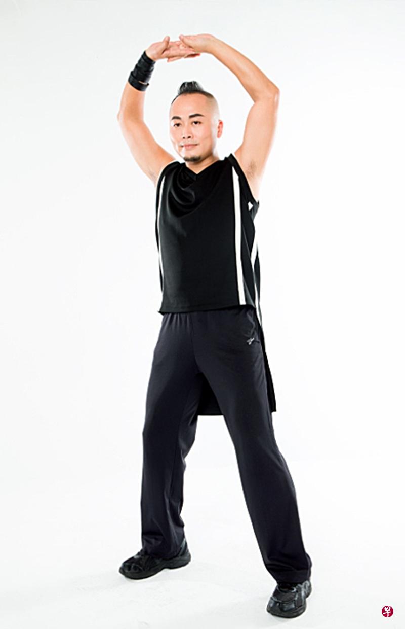 两脚平行站立。两手在小腹交叉,掌心朝上沿身体中线向上抬起,到与胸同高时,翻掌向上过头顶。(受访者提供) 两脚平行站立。两手在小腹交叉,掌心朝上沿身体中线向上抬起,到与胸同高时,翻掌向上过头顶。(受访者提供)