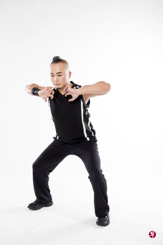 两脚与肩同宽平行站立。两手成虎爪手形,掌心朝外放在胸前气户穴的位置。(图/受访者提)供() 两脚与肩同宽平行站立。两手成虎爪手形,掌心朝外放在胸前气户穴的位置。(图/受访者提)供()