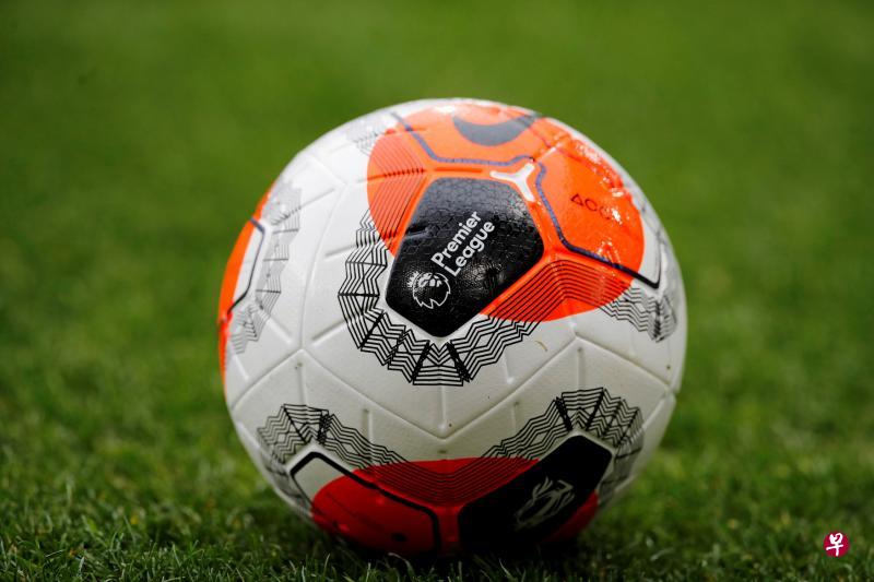 球迷渴望英超联赛恢复比赛,英国方面计划在指定球场举行比赛,避免球迷在场外群聚。(路透社) 球迷渴望英超联赛恢复比赛,英国方面计划在指定球场举行比赛,避免球迷在场外群聚。(路透社)