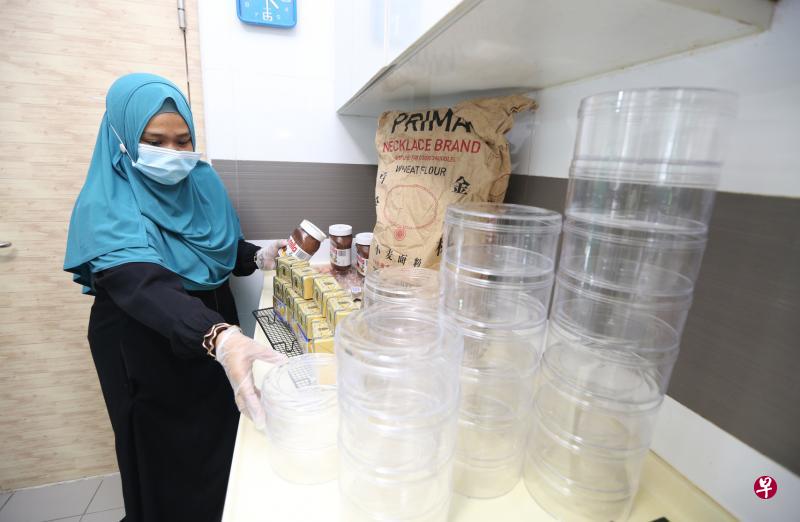 住家烘焙业者努鲁爱恩为了能在开斋节卖糕饼,早在2月购买了两三百元的面粉、牛油和巧克力酱等。(庄耿闻摄) 住家烘焙业者努鲁爱恩为了能在开斋节卖糕饼,早在2月购买了两三百元的面粉、牛油和巧克力酱等。(庄耿闻摄)