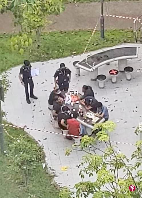 7人围坐在公园桌子,两名警员接报后抵达现场。(取自网络) 7人围坐在公园桌子,两名警员接报后抵达现场。(取自网络)