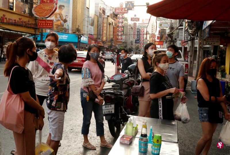 泰国放宽封锁,曼谷唐人街重现热闹景象,又见食客排队等候美食。(路透社) 泰国放宽封锁,曼谷唐人街重现热闹景象,又见食客排队等候美食。(路透社)