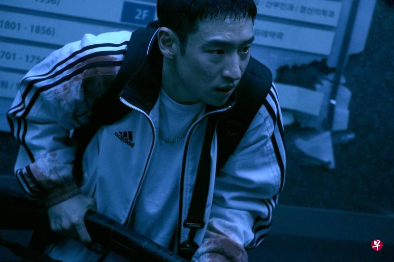 李帝勋在戏里被不明杀手追杀。(Netflix提供) 李帝勋在戏里被不明杀手追杀。(Netflix提供)