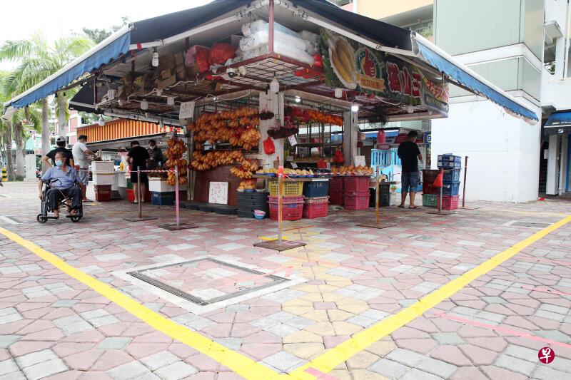 忠邦城的一间水果店被禁在店外“黄格”卖水果,业者将店外桌子改成收银处。 忠邦城的一间水果店被禁在店外“黄格”卖水果,业者将店外桌子改成收银处。