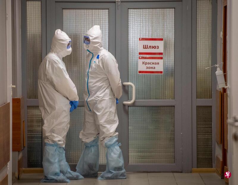 俄罗斯医护人员面对个人防护装备不足及极大工作压力。(法新社) 俄罗斯医护人员面对个人防护装备不足及极大工作压力。(法新社)