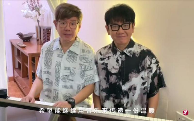 李偲菘(左)和李伟菘为义演四手联弹演唱《逆光》。(互联网) 李偲菘(左)和李伟菘为义演四手联弹演唱《逆光》。(互联网)