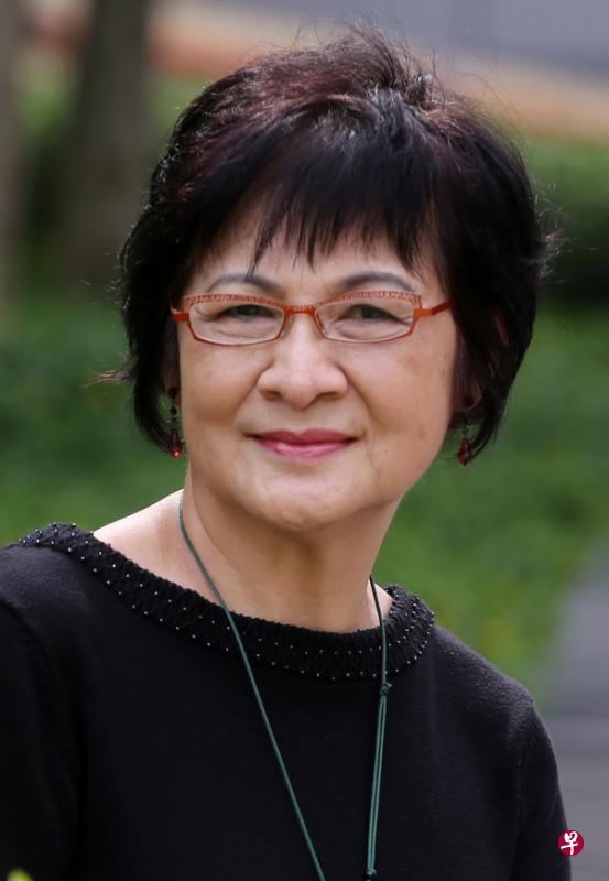 刘培芳:於梨华谈到当年第一次见到偶像张爱玲,她说:“张爱玲从她的车子走下来,整个人就像一片秋天的叶子飘落下来。”那意象给我的感觉是那么小说,那么传神,那么凄美……(档案照) 刘培芳:於梨华谈到当年第一次见到偶像张爱玲,她说:“张爱玲从她的车子走下来,整个人就像一片秋天的叶子飘落下来。”那意象给我的感觉是那么小说,那么传神,那么凄美……(档案照)