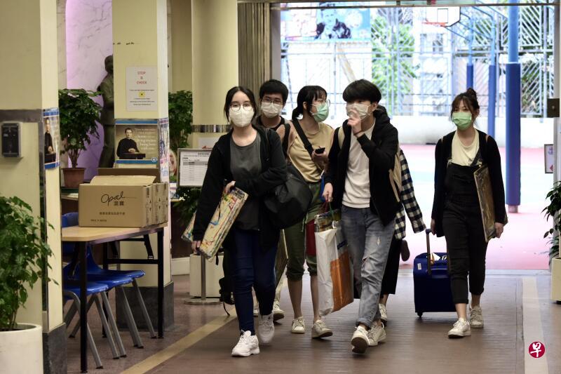 香港特首林郑月娥今天宣布,部分学生将于5月27日起陆续返校上课。图为香港中学文凭试首日考试结束后,考生步出试场。(中新社) 香港特首林郑月娥今天宣布,部分学生将于5月27日起陆续返校上课。图为香港中学文凭试首日考试结束后,考生步出试场。(中新社)