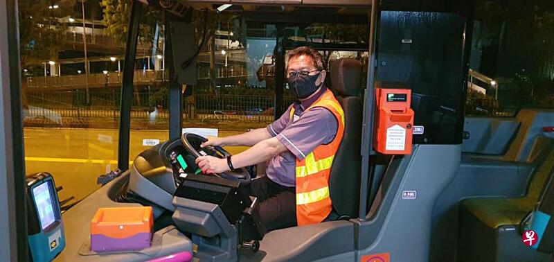 巴士车长有职责确保出发和到站时间的准确度。(取自杨益财面簿) 巴士车长有职责确保出发和到站时间的准确度。(取自杨益财面簿)