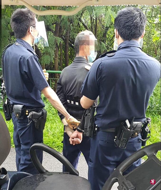 亚西鲁丁阿哈被带回现场调查。(图/警方提供) 亚西鲁丁阿哈被带回现场调查。(图/警方提供)