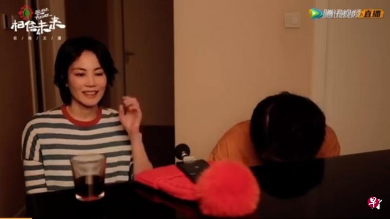王菲(左)与常石磊合唱《人间》。→周迅拿着手机自拍,对着道路反射镜清唱《天涯歌女》。(互联网) 王菲(左)与常石磊合唱《人间》。→周迅拿着手机自拍,对着道路反射镜清唱《天涯歌女》。(互联网)
