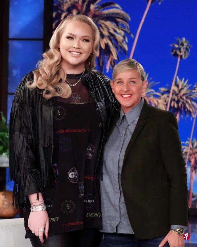 网红Nikkie Tutorials(左)曾上艾伦狄珍妮丝的节目,她表示艾伦私下毫不亲切。(IG图) 网红Nikkie Tutorials(左)曾上艾伦狄珍妮丝的节目,她表示艾伦私下毫不亲切。(IG图)