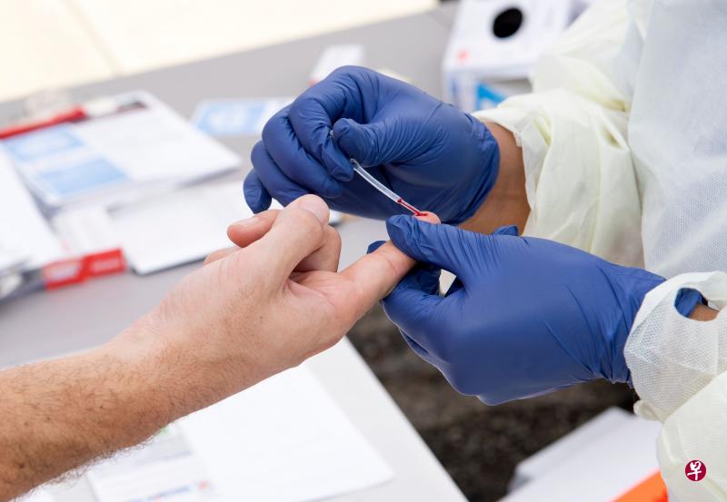 科学家说,对冠病患者样本进行基因分析的结果显示,冠病正在对人类宿主产生适应性。(法新社) 科学家说,对冠病患者样本进行基因分析的结果显示,冠病正在对人类宿主产生适应性。(法新社)