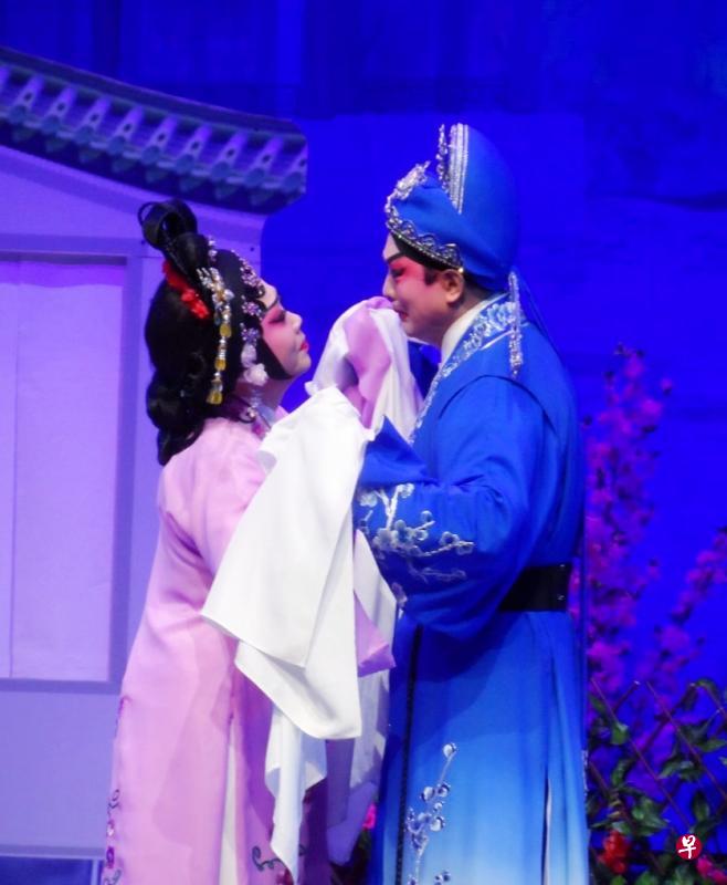 中国国家一级演员黄伟坤(右)和新艺剧坊当家花旦陈泠孜(左)在《梦断香销四十年》中饰演被迫离异的夫妻陆游和唐琬。(新艺剧坊提供) 中国国家一级演员黄伟坤(右)和新艺剧坊当家花旦陈泠孜(左)在《梦断香销四十年》中饰演被迫离异的夫妻陆游和唐琬。(新艺剧坊提供)