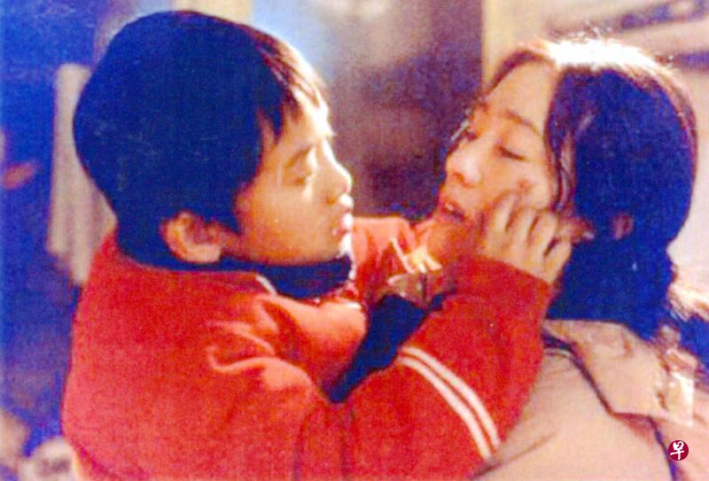 《漂亮妈妈》巩俐照顾失聪儿。(档案照) 《漂亮妈妈》巩俐照顾失聪儿。(档案照)