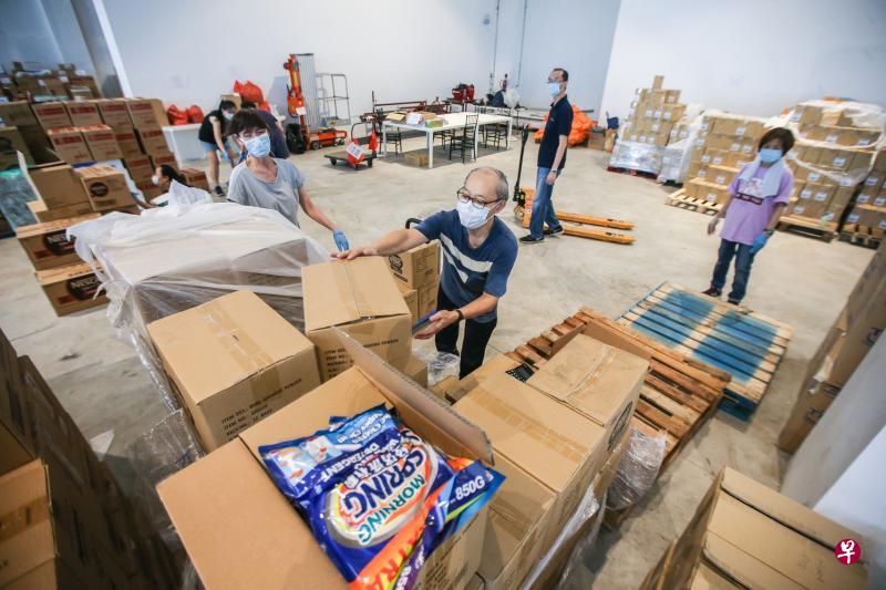 多名义工用三天的时间为约1万2000名客工准备礼包,在卫塞节这天将礼包送到各个工厂改造宿舍。(梁伟康摄) 多名义工用三天的时间为约1万2000名客工准备礼包,在卫塞节这天将礼包送到各个工厂改造宿舍。(梁伟康摄)