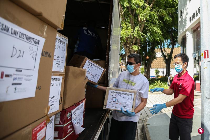 义工们帮忙将物资搬运上货车,送往客工宿舍。(梁伟康摄) 义工们帮忙将物资搬运上货车,送往客工宿舍。(梁伟康摄)