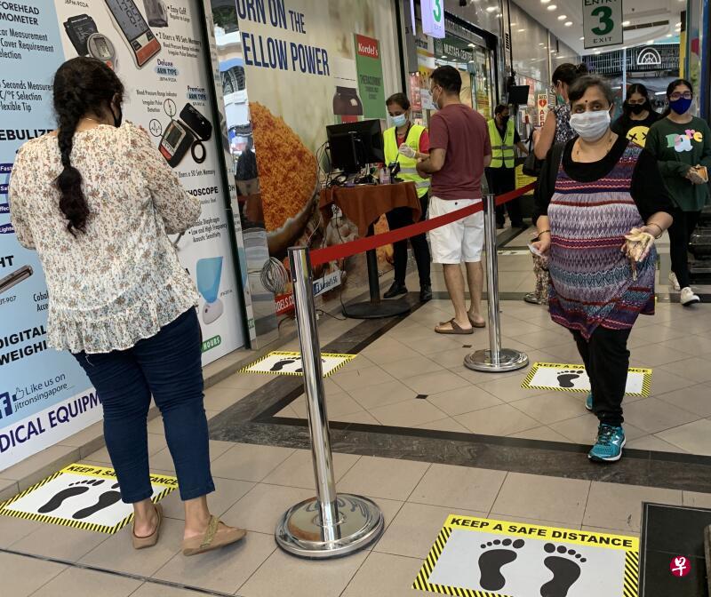 顾客要进入购物中心之前必须先排队,并遵守一米的安全距离。(曾美玲摄) 顾客要进入购物中心之前必须先排队,并遵守一米的安全距离。(曾美玲摄)