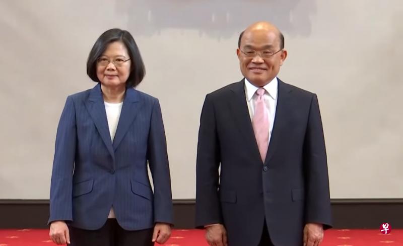 台湾总统蔡英文(左)上午在总统府召开记者会,宣布苏贞昌(右)将继续担任行政院长。(《自由时报》Youtube视频截图) 台湾总统蔡英文(左)上午在总统府召开记者会,宣布苏贞昌(右)将继续担任行政院长。(《自由时报》Youtube视频截图)