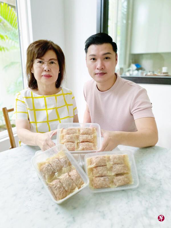 服装设计师黄赐道(右)和母亲柯爱伦(左)在病毒阻断措施期间创业,推出“妈妈五香”。 服装设计师黄赐道(右)和母亲柯爱伦(左)在病毒阻断措施期间创业,推出“妈妈五香”。