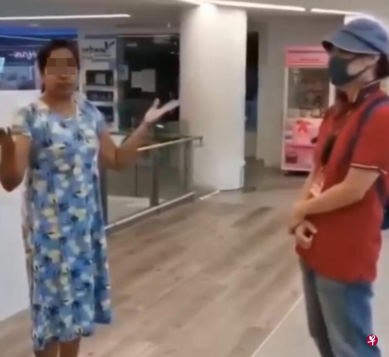 妇女手中扬着口罩,但就是不愿戴上。 妇女手中扬着口罩,但就是不愿戴上。