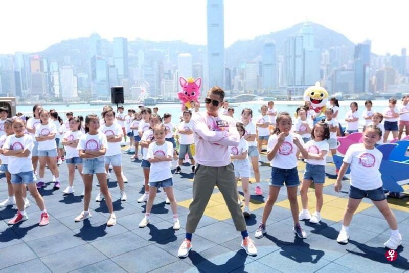 郭富城也曾在海港城举行露天表演。 郭富城也曾在海港城举行露天表演。