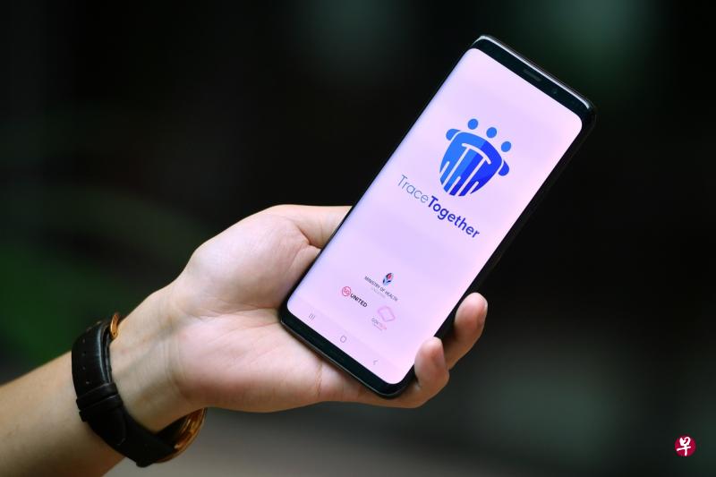 维文说,由于“合力追踪”(Trace Together)手机应用无法在所有的智能手机上发挥同等效用,因此政府目前并不考虑强制所有人下载,而是致力于研发穿戴式的追踪器。(档案照) 维文说,由于“合力追踪”(Trace Together)手机应用无法在所有的智能手机上发挥同等效用,因此政府目前并不考虑强制所有人下载,而是致力于研发穿戴式的追踪器。(档案照)